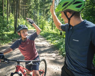 Radfahren entlang des Attersees in Oberösterreich