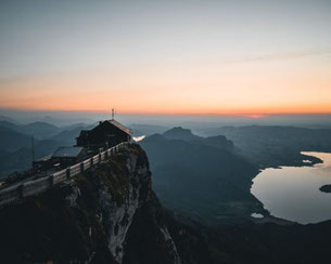 Sonnenuntergang über dem Wolfgangsee mit Bergpanorama im Salzkammergut