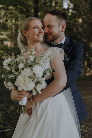 Romantische Hochzeit im Grünen – Outdoor Hochzeitsfloristik