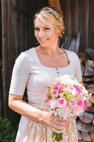 Stadlhochzeit in Tracht – rustikale Hochzeitsdekoration