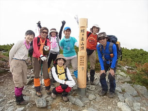 8:55蝶ケ岳山頂(2,677m)に到着、みなさん笑顔が素敵