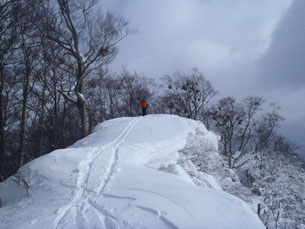 危険な雪庇の通過。あと50センチ左が安全?