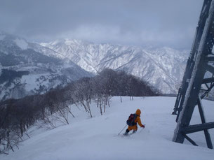 第二鉄塔まで滑り込むと前方の山も見え始めました。