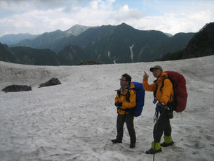 天狗原の雪渓にて。後方は表銀座の峰々。