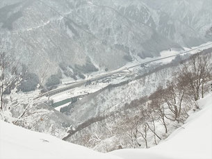 雪庇のある稜線から五箇山ICを見下ろす