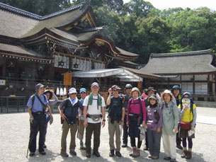 大神神社を背景に撮りました。これから山に登りますが写真は禁止されています。