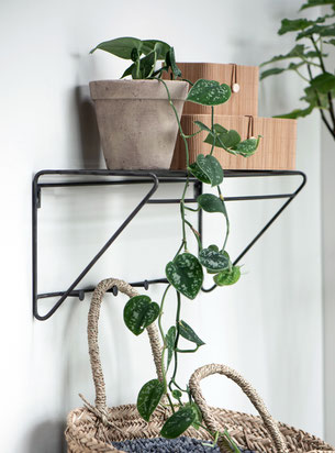 étagère en métal outils de jardin