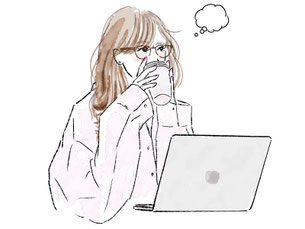ノートパソコンの前でテイクアウトコーヒーを飲みながら思案するシャツ姿の女性。