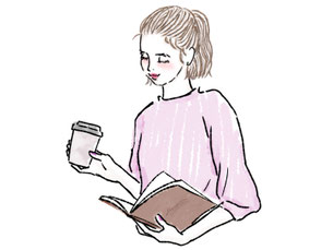 テイクアウトコーヒーを片手に資料の本を手に取るポニーテールの女性。