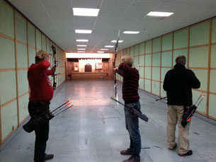 Bogenschützen beim Training in der Halle