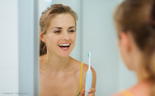 Neben der professionellen Zahnreinigung isr gute Mundhygiene das beste Mittel gegen Mundgeruch. (© Alliance - Fotolia.com)