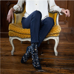 Illustration femme sur un siège d'époque portant chaussettes Broussaud