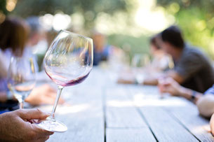 Table sur les marchés verres de vin à la main