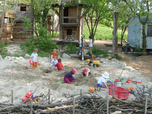 Kinder beim Spielen im Sandkasten