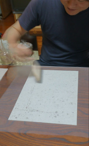 《掛軸工程 裏打ち作業》本紙（書画などの描かれた紙）を補強する為、裏から和紙を貼ります。
