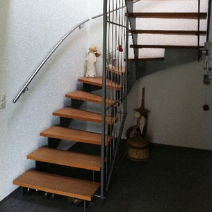 Treppe Innen Metall Holz Handlauf Luzern Willisau Stadelmann Metallbau AG