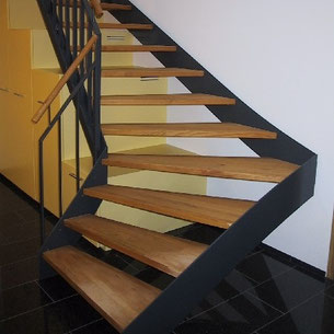 Treppe Innen Metall Holz Handlauf Luzern Willisau Stadelmann Metallbau AG