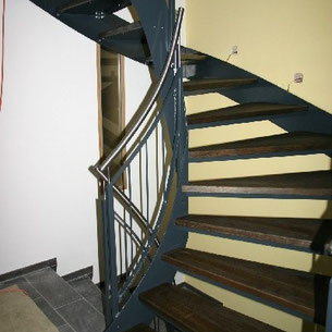 Treppe Innen Metall Holz Handlauf Luzern Willisau Stadelmann Metallbau AG
