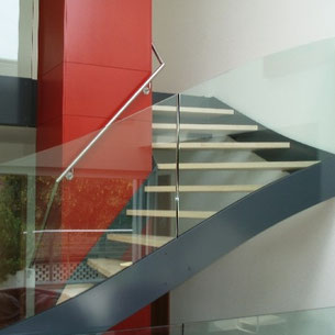 Treppe Innen Metall Holz Glas Handlauf Luzern Willisau Stadelmann Metallbau AG