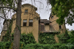The Villa at the Edge of Town