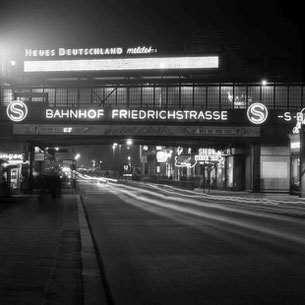 Bahnhof Friedrichstraße in Ostberlin bei Nacht um 1960