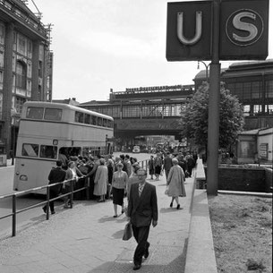 Alltag am Bahnhof Friedrichstraße in Ostberlin um 1960