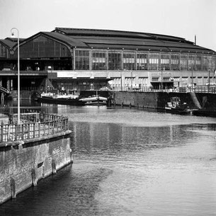 Blick über die Spree auf den Bahnhof Friedrichstraße in Ostberlin um 1960