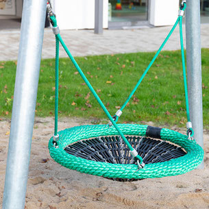 Korbschaukel im Freigelände
