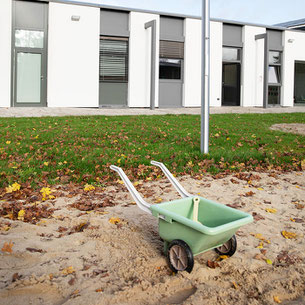 Freigelände mit großem Sandkasten