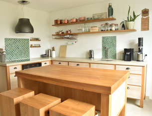 Vintage Küche aus Eiche massiv mit gekalkten Fronten, Kochinsel, offenen Massivholzregalen und Keramikarbeitsplatte von Holzdesign Rapp. 