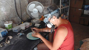 atelier travail de la nacre, réalisation de bijoux par un artisan d'art nacrier dans le Var