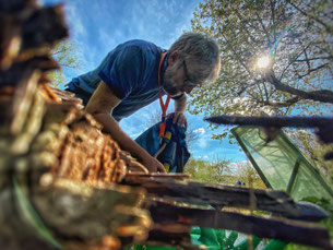 Gartenexperte Joerg Heiss im Garten
