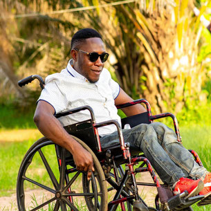 étudiant souriant en fauteuil roulant pour formation avec Kodevelop