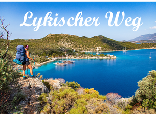 Wanderin auf dem Lykischen Weg in der Türkei mit Blick auf die felsige Küste und das türkisfarbene Mittelmeer