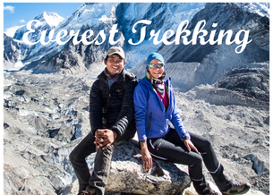 Trekkerin auf dem Everest Base Camp Trek im Sagarmatha Nationalpark mit Blick auf das Himalaya-Massiv und den Kala Patthar