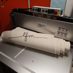 une aiguilleteuse feltloom avec un tapis en laine locale aiguilleté blanc