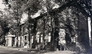 "Dreikaiserhaus", im Hintergrund die Tankstelle