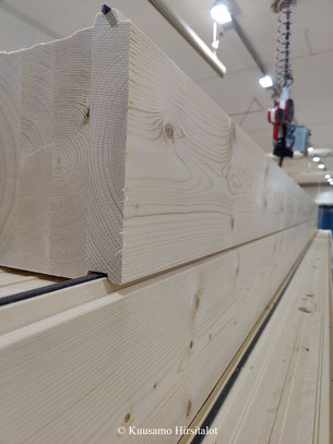 Holzblockbalken 275x20 mm aus Brettschichtholz für anspruchsvolle Architektenhäuser in echter langlebiger Blockbauweise.