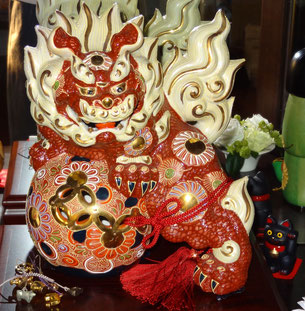 Kutani Porcelain "Shishi Lion on a Ball"  　　　　（玉のり獅子）
