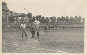 Szene aus einem Spiel Guts Muts - DSC im Jahre 1932 auf der Radrennbahn. Schmiedel köpft vor Hofmann.