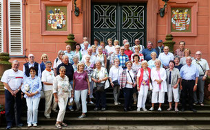Die Teilnehmer vor dem Portal von Schloss Erbach Foto: Echle