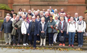 Die Teilnehmer vor der „Kelvingrove Art Gallery and Museum“ in Glasgow