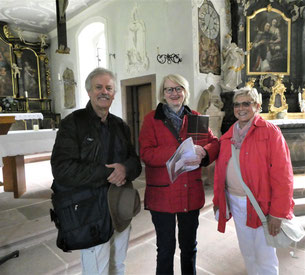 Vorstandsmitglied Helga Echle bedankt sich bei Frau Dr. Zimber und Dr. Krieger für die Führungen auf dem Alten Friedhof in Freiburg