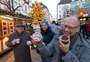Lions streichen Gühwein aufs Brot: Sparrenberg-Präsident Arne Kupke, technischer Koordinator Lukas Gerhards und DG Dieter Schubmann-Wagner (v.re.)