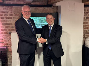 P Frank Brüggemann (li) dankt Amtsvorgänger PP Jan C. Mayer  