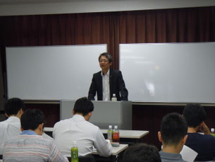 話に熱が入り　ついつい声が大きくなる鎌田政策部長
