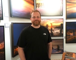 Der dänische Fotograf Lars Roed in seiner Galerie in der Altstadt von Ribe, Dänemark. Foto: Christoph Schumann, 2025