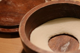 Aufgebrauchter Rasiertiegel./Empty wooden shaving bowl. Photo: Men's Individual Fashion.