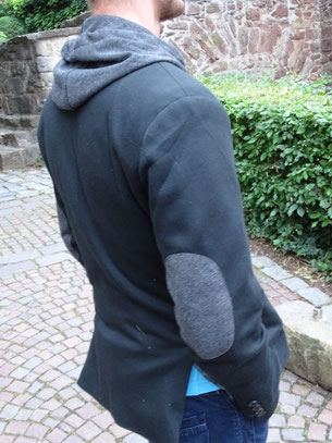 Der Aufnäher und die Kapuze machen die Jacke lockerer./ The patch the hood ease the look of the jacket. Photo: Men's Individual Fashion.