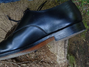 Gute Schuhe unterstützen den Stand/ Decent shoes support the stand. Photo: Men's Individual Fashion.
